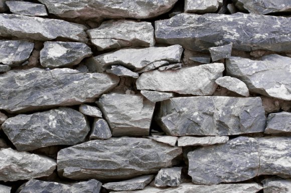 Construction de mur de soutènement en pierres sèches à La Calmette 